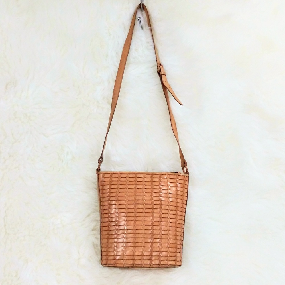 🎀FOSSIL TAN WOVEN LEATHER CROSSBODY BAG VGUC